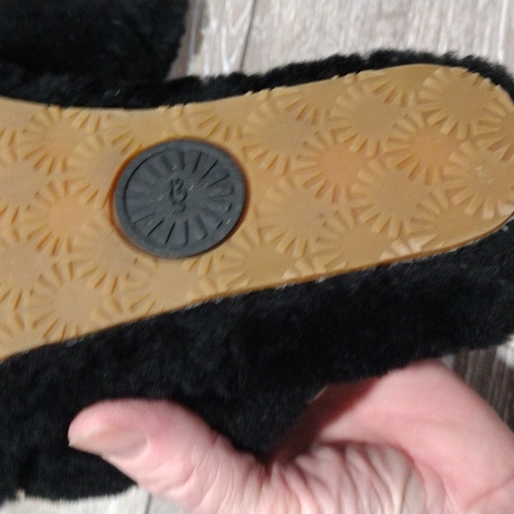 Ugg Iconic Black Shearling Slides. Size 7 - image 8